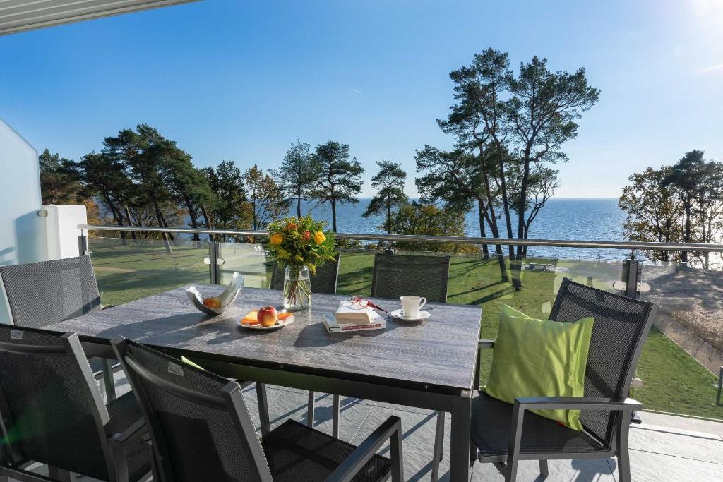 a dining table with a view of the ocean at Appartement "Diamant" mit Penthouseflair - Oase am Haff in Garz