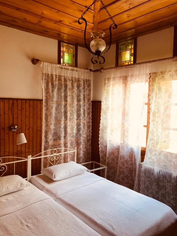 Postel nebo postele na pokoji v ubytování 9mouses Chasiotis Guest House