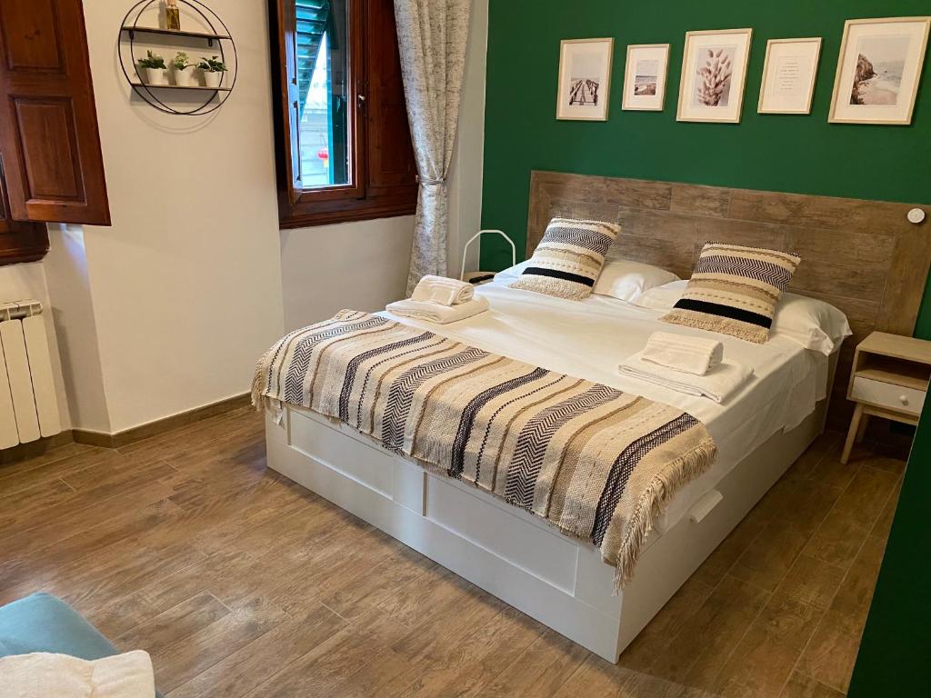 1 cama en un dormitorio con una pared verde en Dimora Dionisio B&B, en Florencia