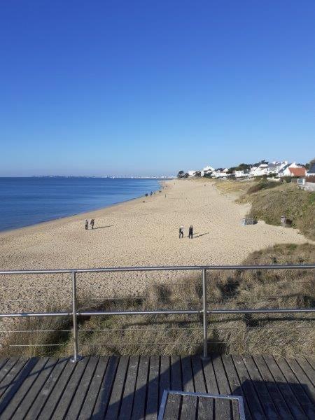 une vue d'une plage avec des gens dessus dans l'établissement Charmant studio Bord de mer Plage Ste Marguerite Pornichet, à Pornichet