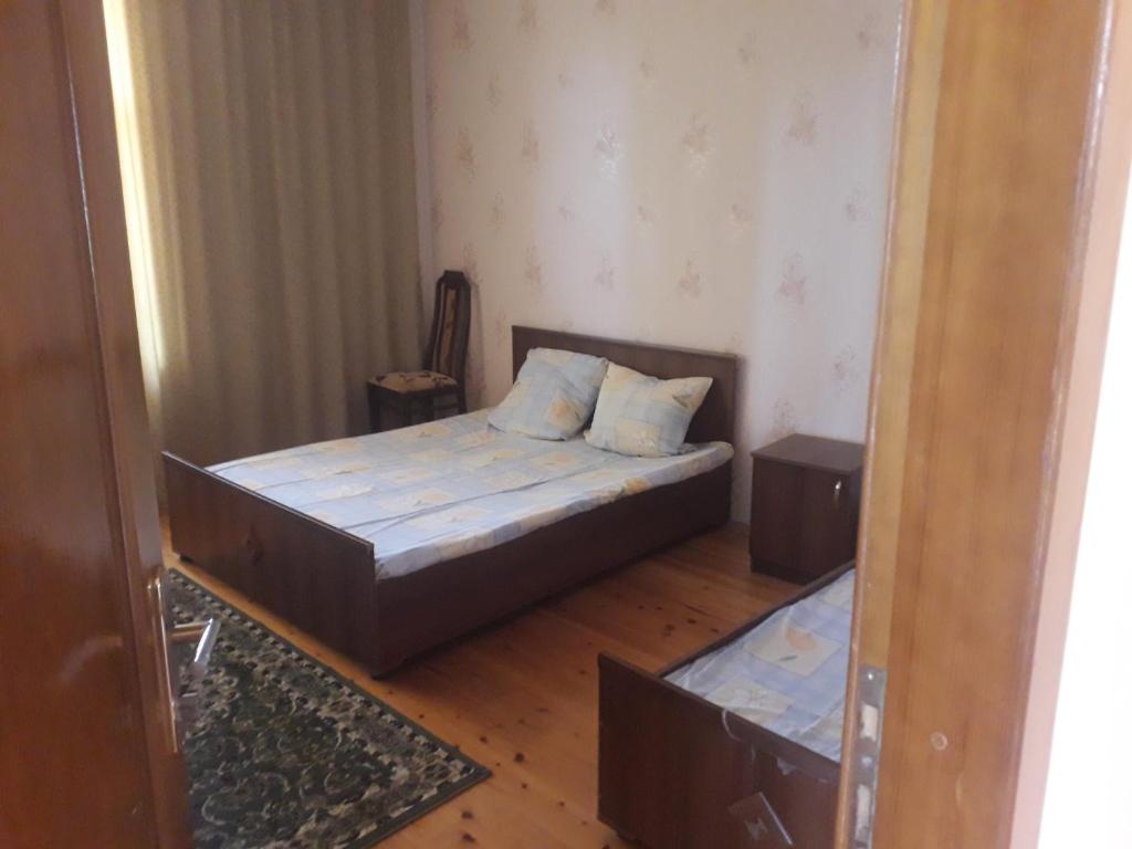 - une petite chambre avec un lit et un miroir dans l'établissement Rey 2, à Nabran