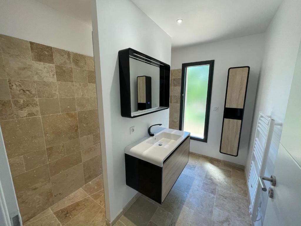 une salle de bain avec un lavabo et un miroir dans l'établissement Gîte du point de vue, à Autoire