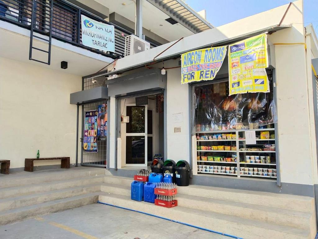 Supermarket nebo jiné obchody v  hostelu nebo okolí