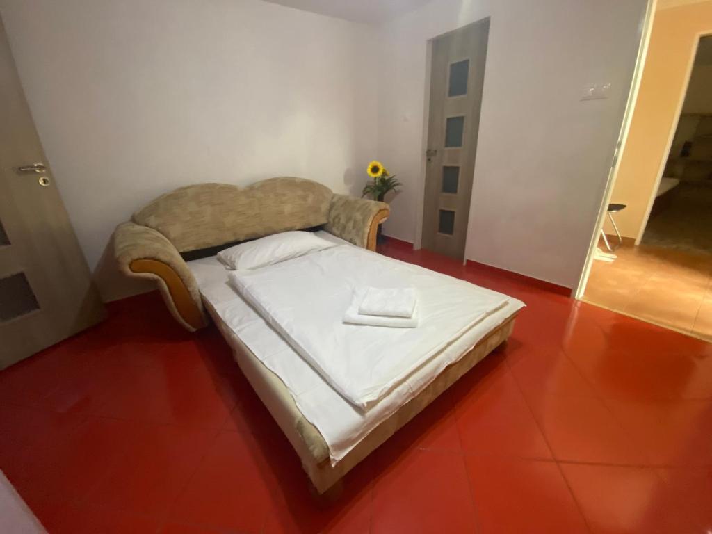Postel nebo postele na pokoji v ubytování ARD Apartments - Levice