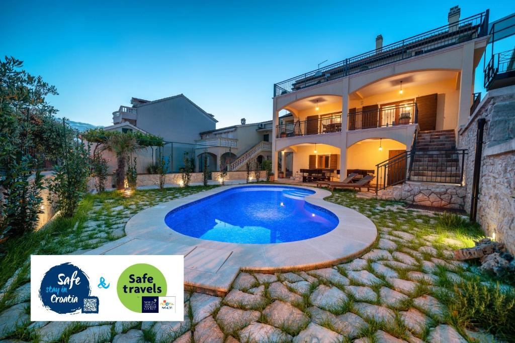 une maison avec une piscine dans la cour dans l'établissement Nomad Luxury Villa, à Vodice