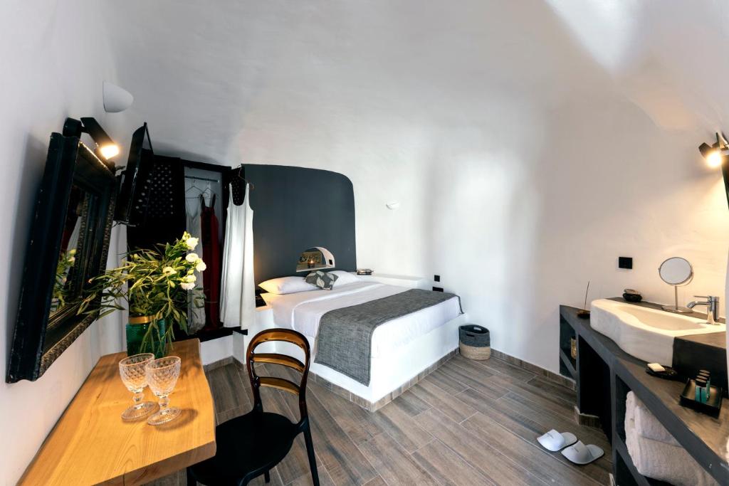 Voodi või voodid majutusasutuse Pearl of Caldera Oia - Boutique Hotel by Pearl Hotel Collection toas