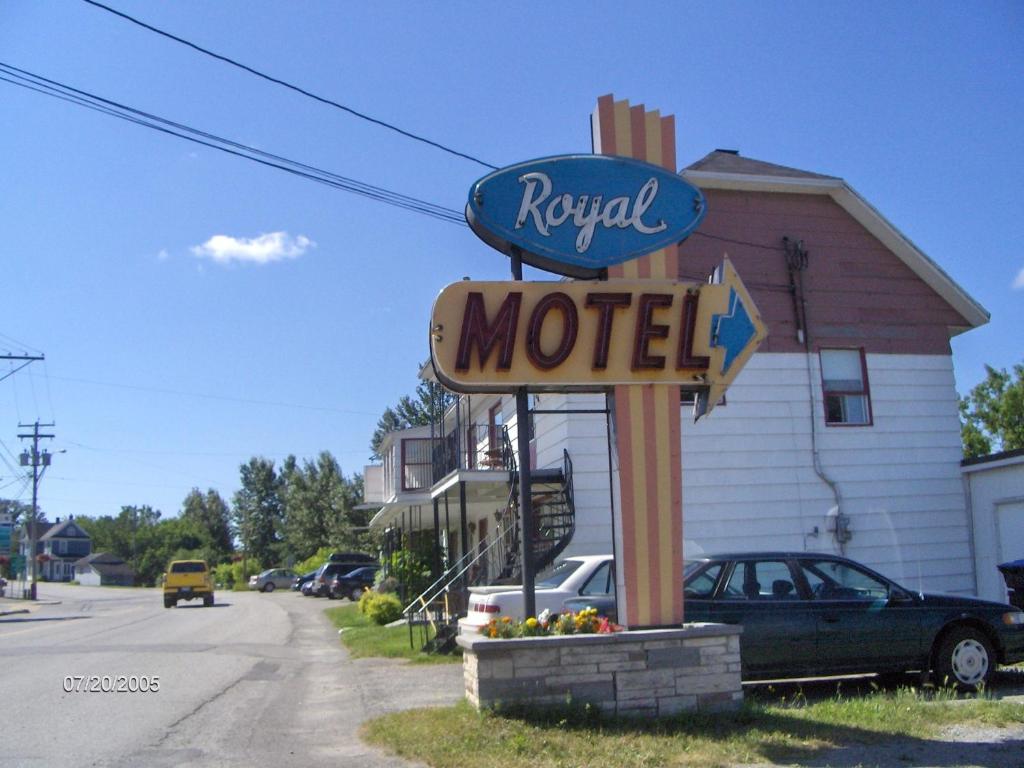 a motel sign on the side of a street at Motel Royal in Cabano