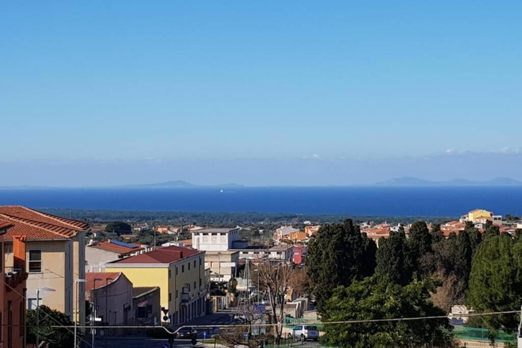 uma vista de uma cidade com o oceano ao fundo em Sorso per passione em Sorso