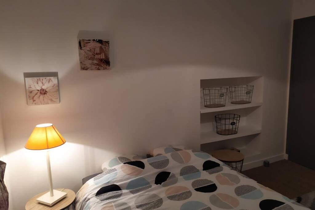 Postel nebo postele na pokoji v ubytování Charmant T2 avec vue sur le port