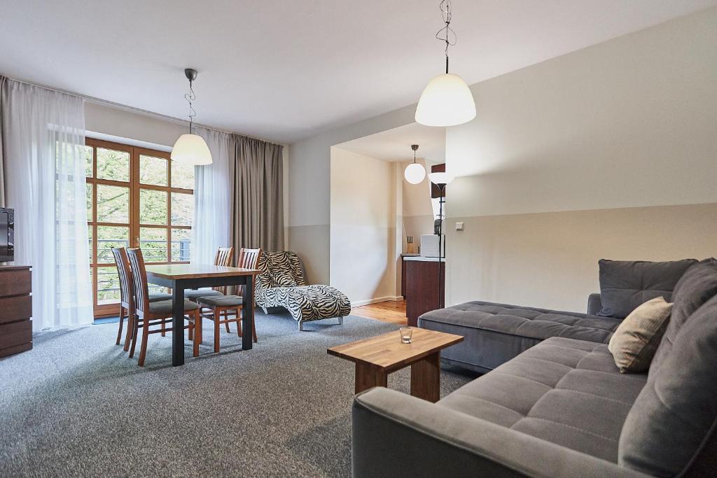 salon z kanapą i stołem w obiekcie Apartamenty Świnoujście - Villa Stil 1 w Świnoujściu