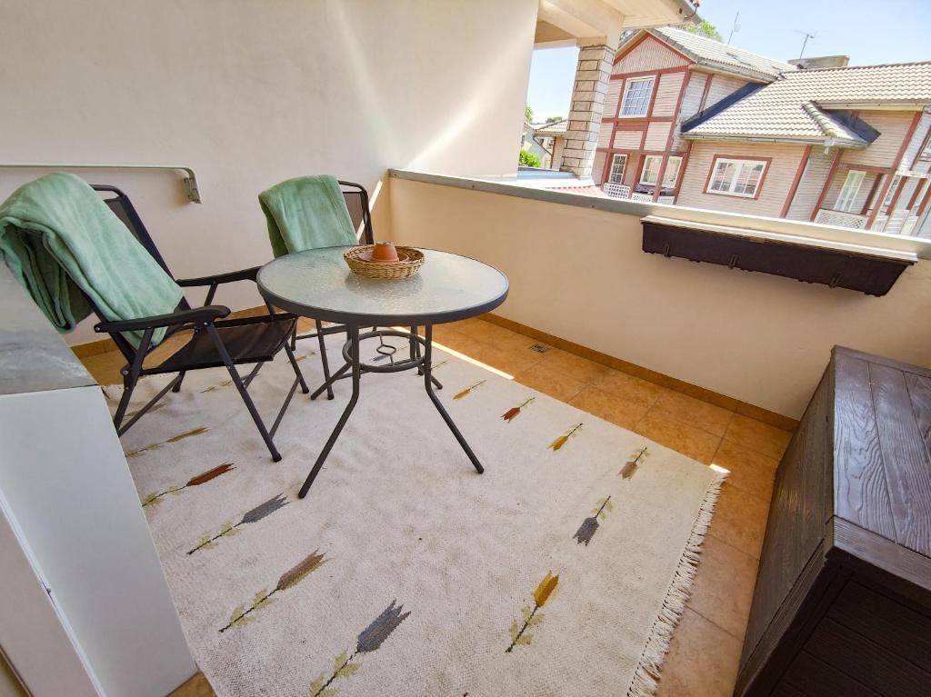 a small table and chairs in a room with a window at Maria Apartment Tolli põik in Kuressaare