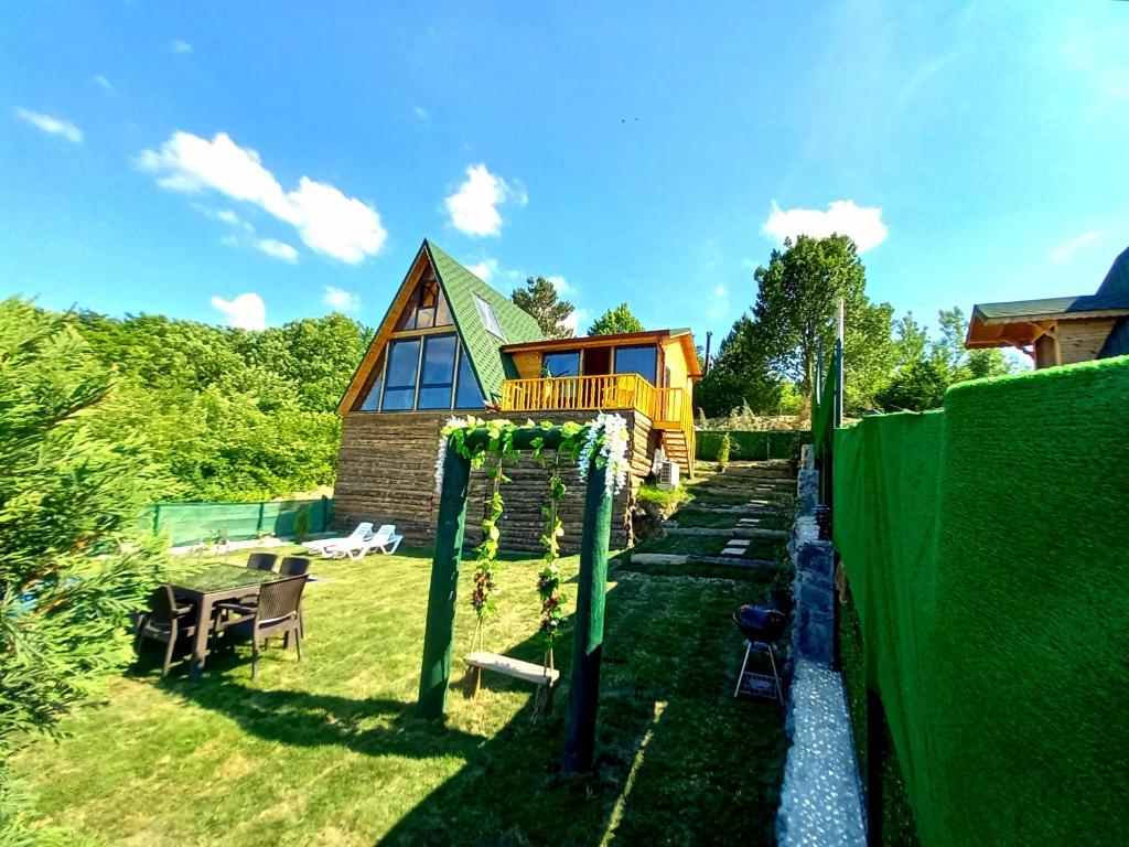 A garden outside Dorabungalov