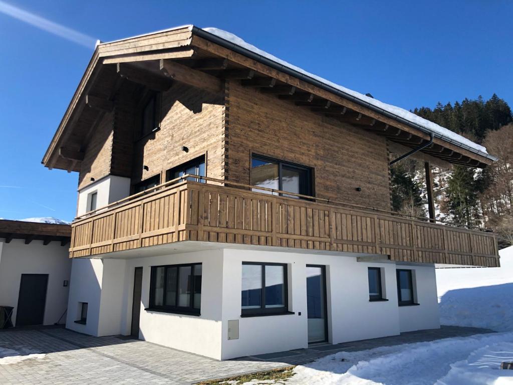 a house with a balcony on top of it at Appartement zur schlafenden Jungfrau in Hinterthal
