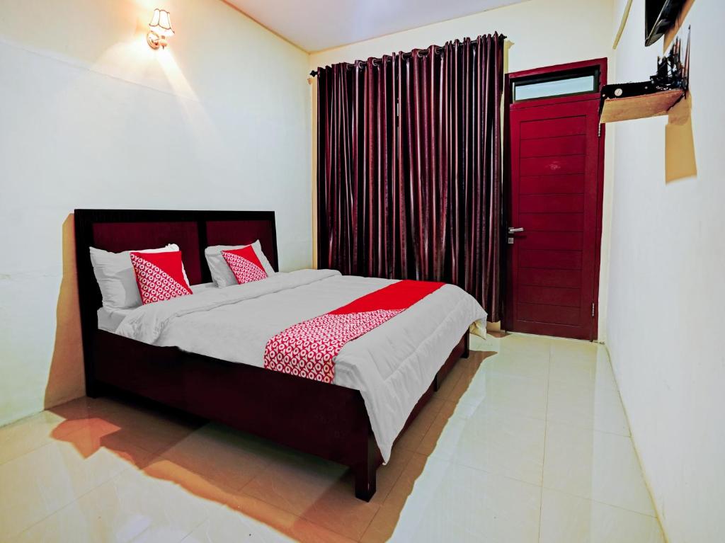 Tempat tidur dalam kamar di OYO 90331 Hotel Toba Shanda