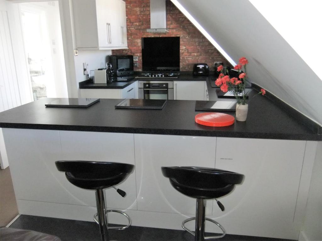 Kuchyň nebo kuchyňský kout v ubytování THE HIDEAWAY - LUXURY SELF CATERING COASTAL APARTMENT with PRIVATE ENTRANCE & KEY BOX ENTRY JUST A FEW MINUTES WALK TO THE BEACH, SOLENT WAY WALK, SHOPS and many EATERIES & BARS - FREE OFF ROAD PARKING,FULL KITCHEN, LOUNGE,BEDROOM , BATHROOM & WI-FI