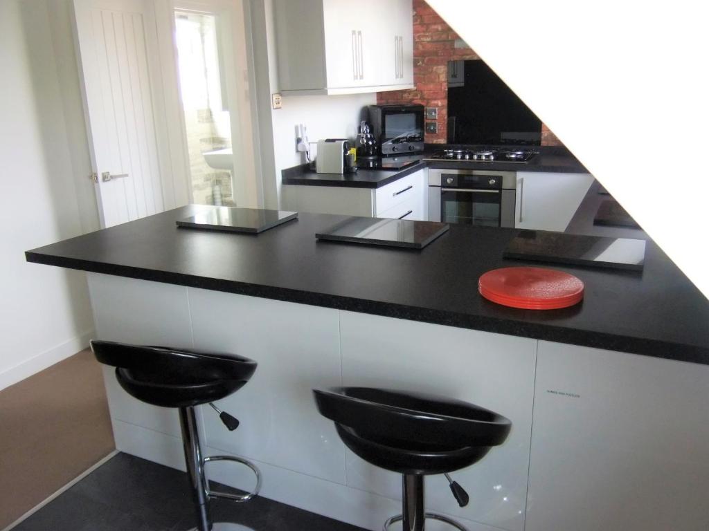 Kuchyň nebo kuchyňský kout v ubytování THE HIDEAWAY - LUXURY SELF CATERING COASTAL APARTMENT with PRIVATE ENTRANCE & KEY BOX ENTRY JUST A FEW MINUTES WALK TO THE BEACH, SOLENT WAY WALK, SHOPS and many EATERIES & BARS - FREE OFF ROAD PARKING,FULL KITCHEN, LOUNGE,BEDROOM , BATHROOM & WI-FI