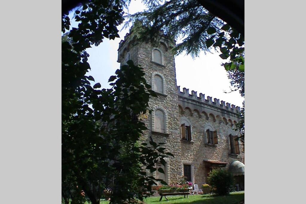 een groot stenen gebouw met een boom ervoor bij CASA LA TORRE un castello alle porte di Firenze in Florence