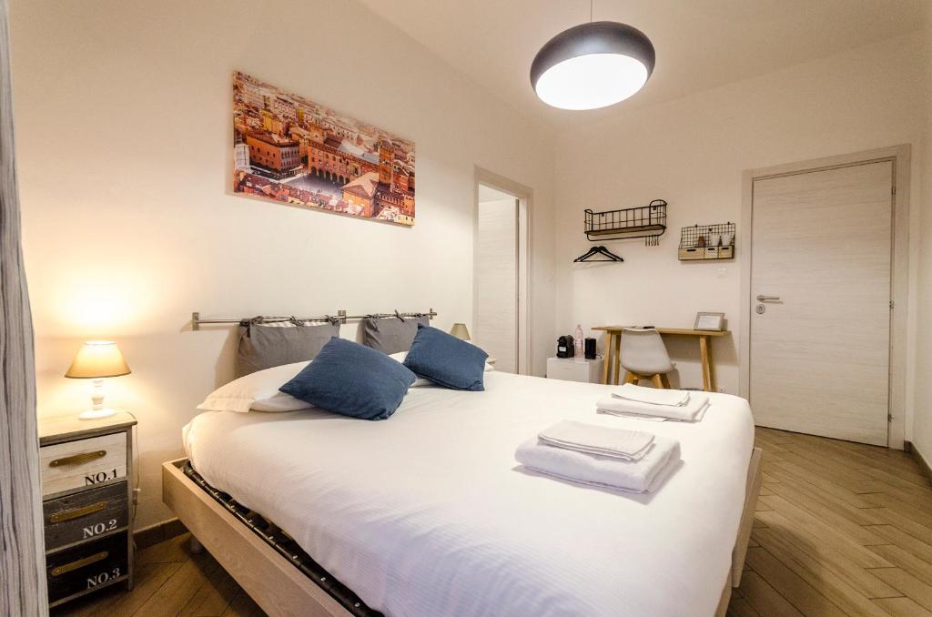 A bed or beds in a room at Casa Galliera