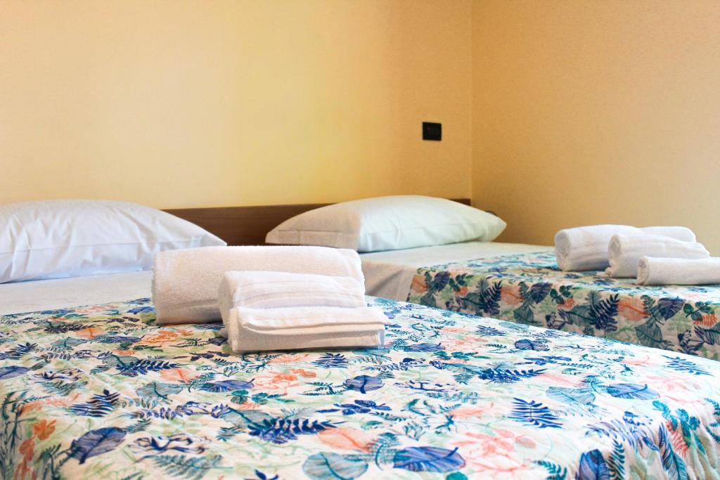 ein Zimmer mit 2 Betten und Handtüchern darauf in der Unterkunft 4 Venti in Curtatone