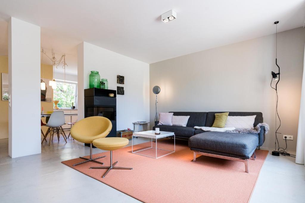 sala de estar con sofá y mesa en Nordlys - Local & Style, en Westerland