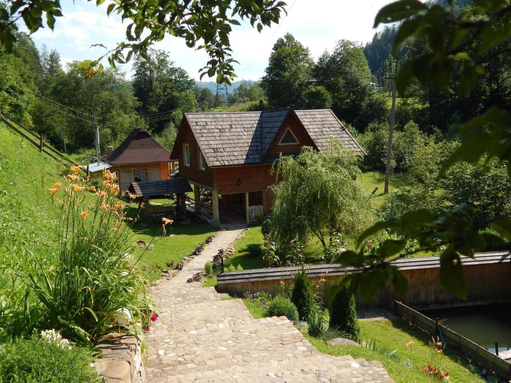een huis met een pad naast een huis bij Зелена садиба Валило in Kosiv