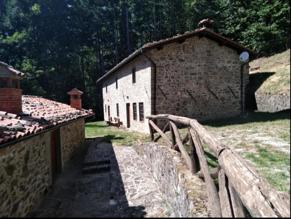 budynek z graffiti obok płotu w obiekcie Parco Colle Fobia w mieście Barga