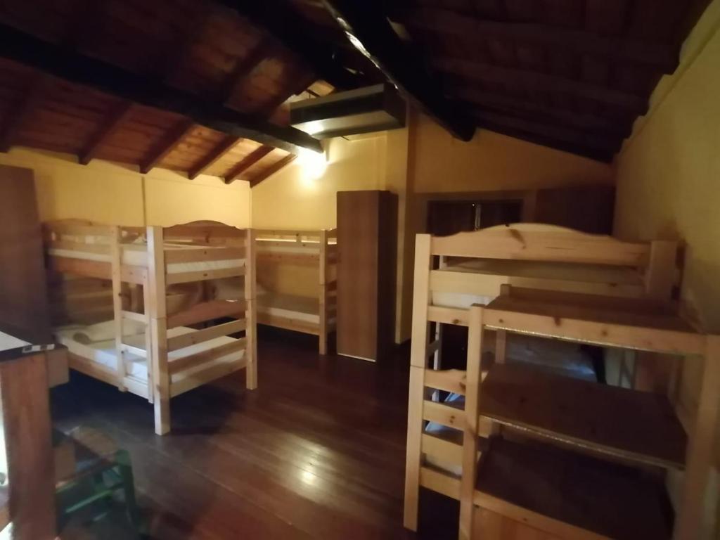 Pokój z kilkoma łóżkami piętrowymi w obiekcie Parco Colle Fobia w mieście Barga