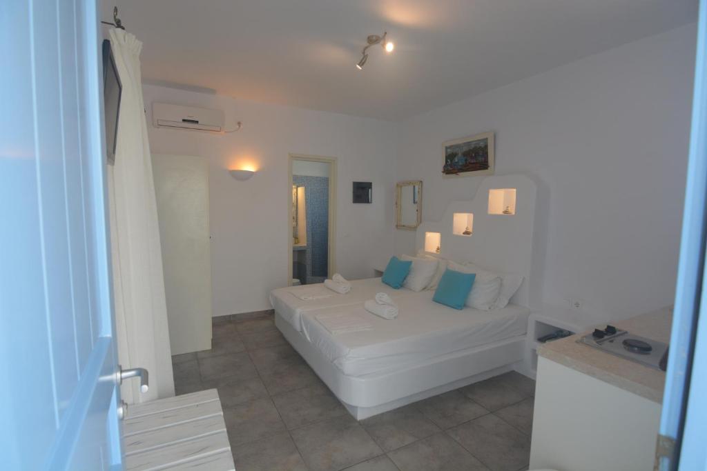 Postel nebo postele na pokoji v ubytování ThalaSEA - village Antiparos