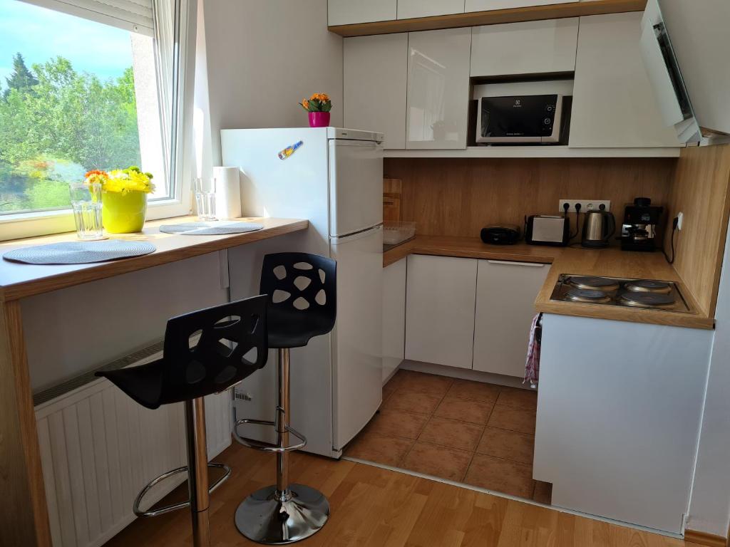 Kuchyňa alebo kuchynka v ubytovaní EDA Beach Apartman