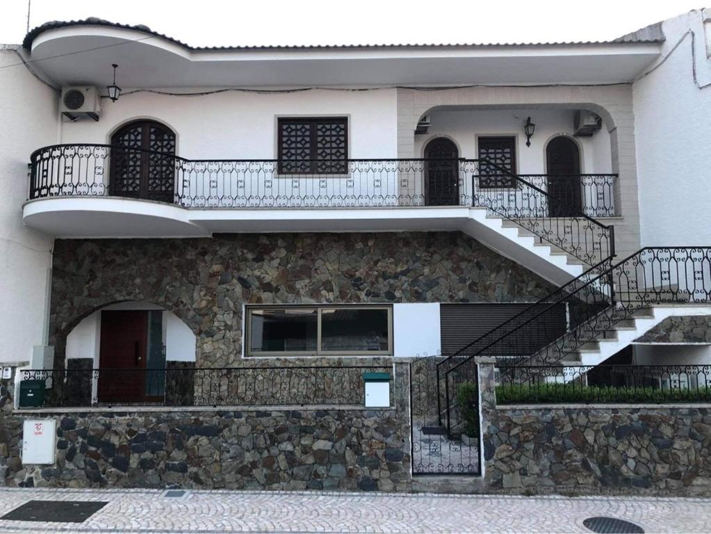 um edifício com escadas e uma varanda em Casa da Retorta em Alcains