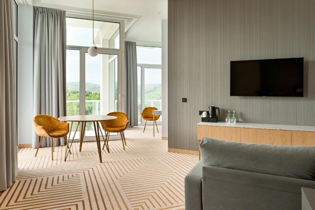 Televízia a/alebo spoločenská miestnosť v ubytovaní Crystal Mountain Hotel Wisła