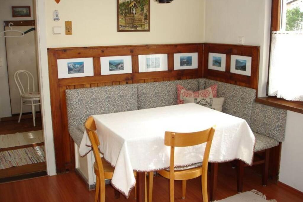 una sala da pranzo con tavolo e sedie bianchi di Villa Lindwurm a Klagenfurt