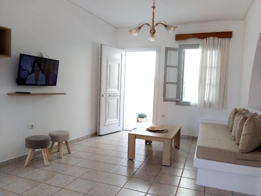 TV a/nebo společenská místnost v ubytování 'Naxian family apartment'