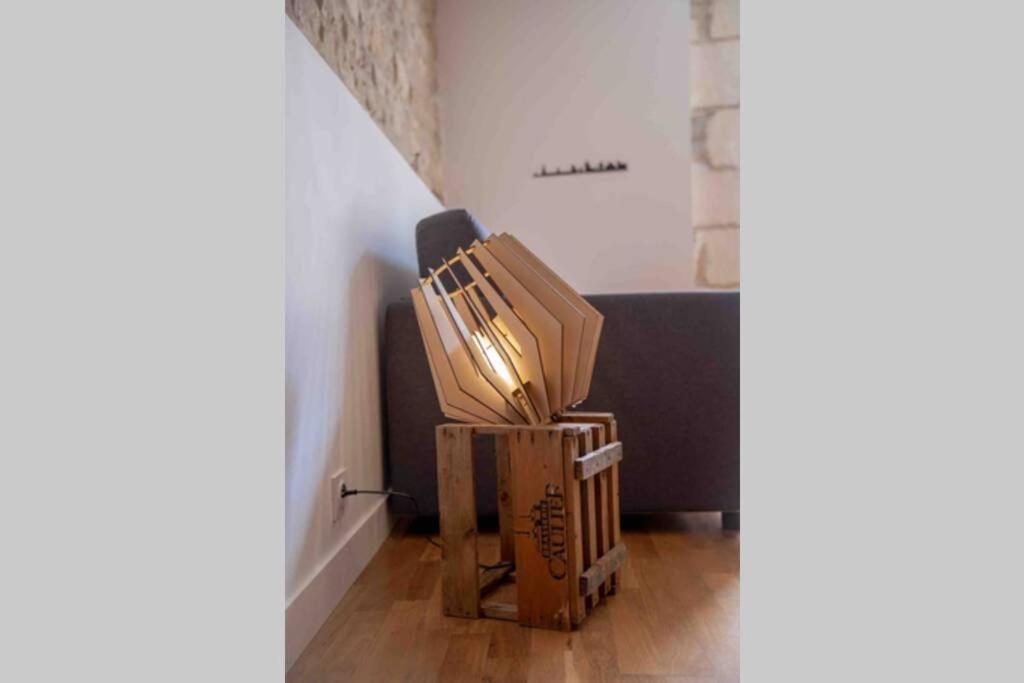 um grupo de cadeiras de madeira sentadas num quarto em Nid douillet T2 wifi centre historique 3 étoiles em La Rochelle