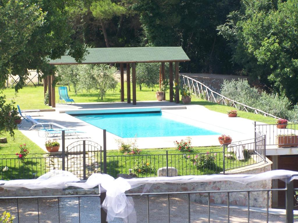 Bazén v ubytování Il Castello Di Perchia nebo v jeho okolí