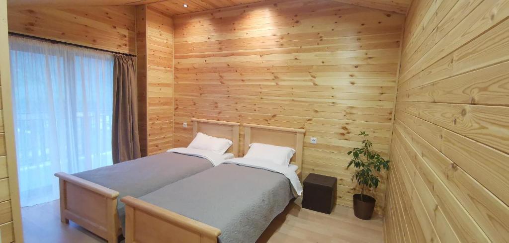 Llit o llits en una habitació de Aronia Kazbegi