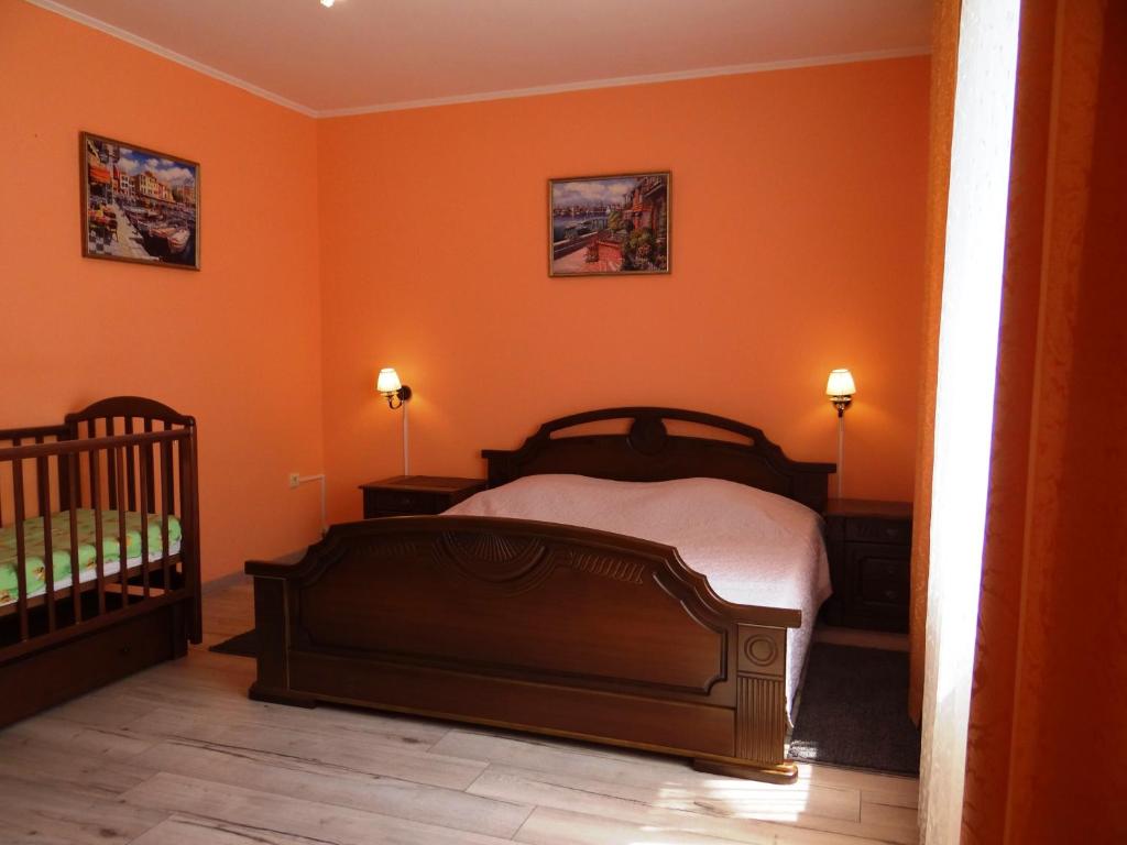 Кровать или кровати в номере Apartments on Kubanskaya