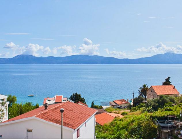 a view of a large body of water with houses at Apartmani-Asja in Brist