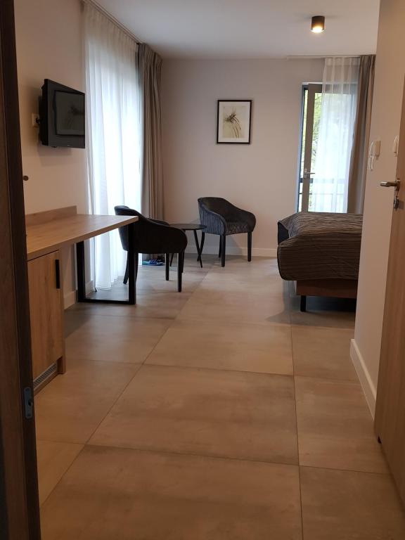 TV a/nebo společenská místnost v ubytování VILLA LIPOVA STEGNA pokoje i apartamenty dedykowane osobom dorosłym