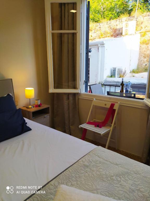 Postel nebo postele na pokoji v ubytování Marinos Suites