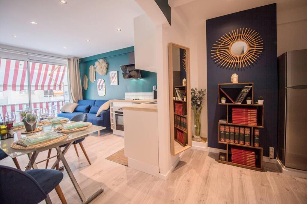 une cuisine et un salon avec une table et une salle à manger dans l'établissement 4 couchages Climatisé Direct Plage wifi parking, à Antibes