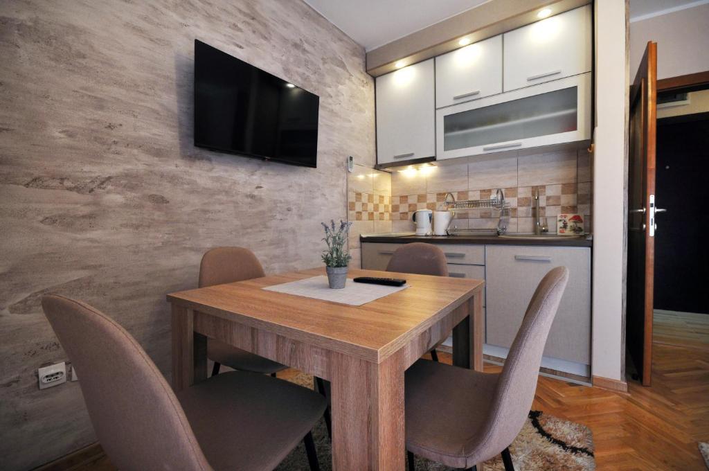 Kuchyň nebo kuchyňský kout v ubytování Apartman Lora