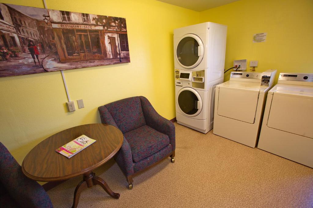 Kuchyň nebo kuchyňský kout v ubytování Travelodge by Wyndham Elko NV