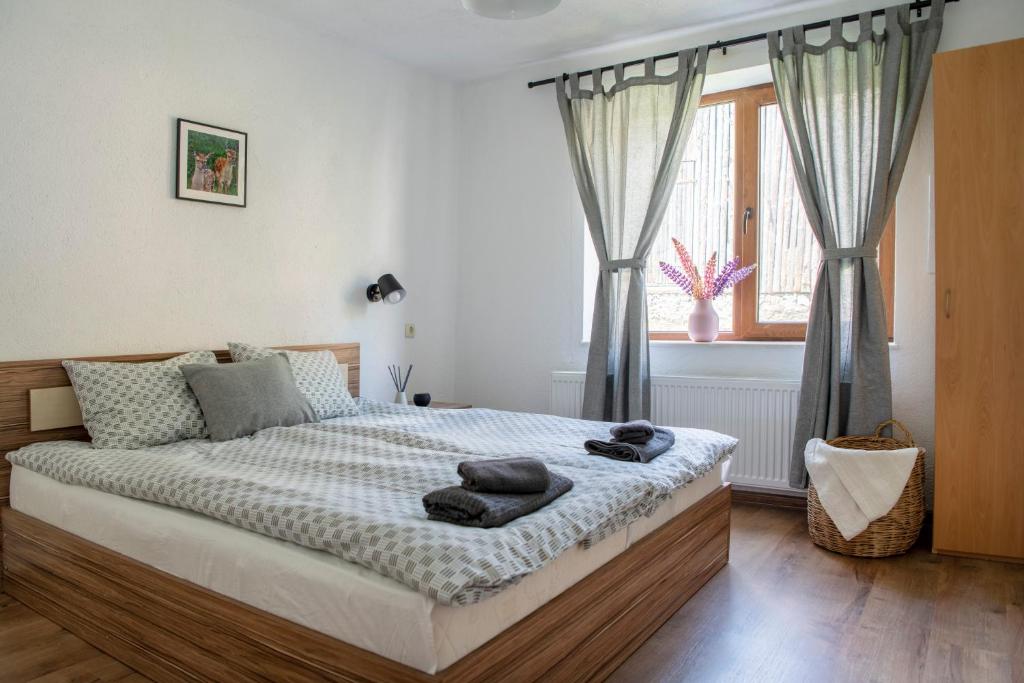 ein Schlafzimmer mit einem Bett mit Handtüchern darauf in der Unterkunft Къща До Гората Триград in Trigrad
