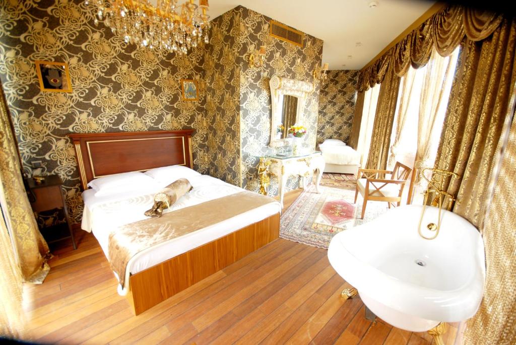 - une chambre avec un lit, un lavabo et une baignoire dans l'établissement Galata Palace Hotel, à Istanbul