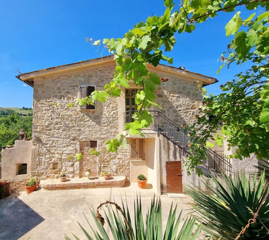 uma vista exterior de uma casa de pedra em Casa Vacanze Gli Allori em Venarotta