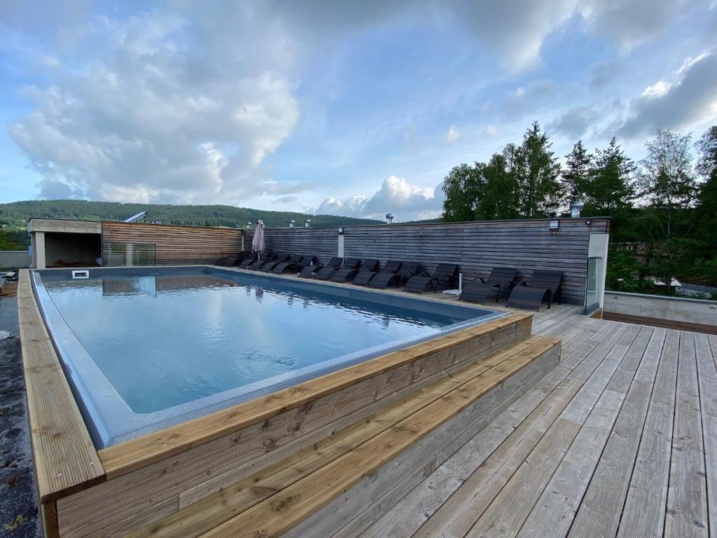 Bazén v ubytování JBX Resort Apartments Lipno nebo v jeho okolí