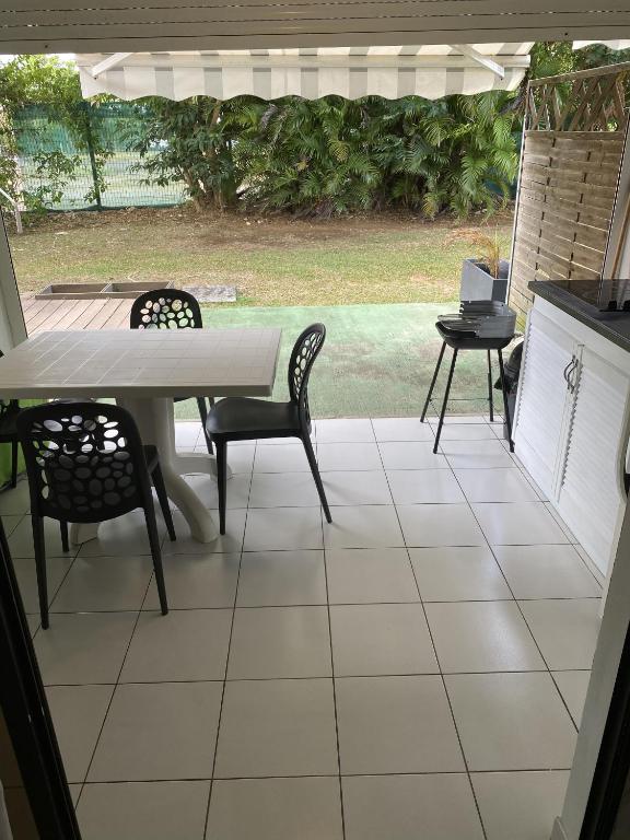 Uma varanda ou terraço em Studio spacieux en bord de mer Bas du Fort Gosier