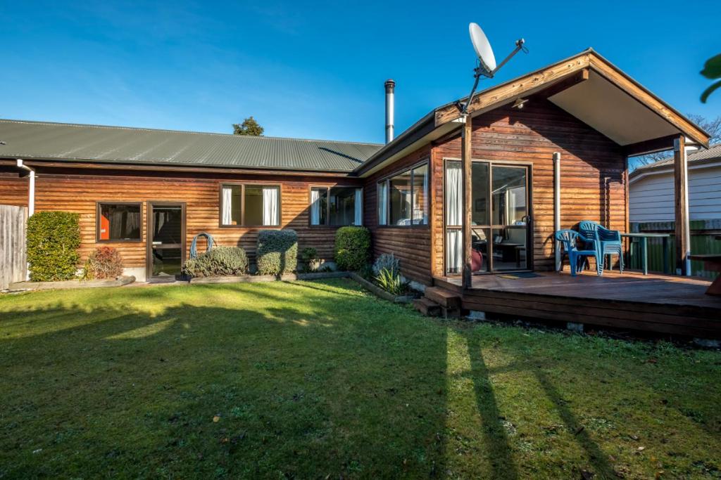 a house with a large yard in front of it at 11b Leamington Street in Hanmer Springs