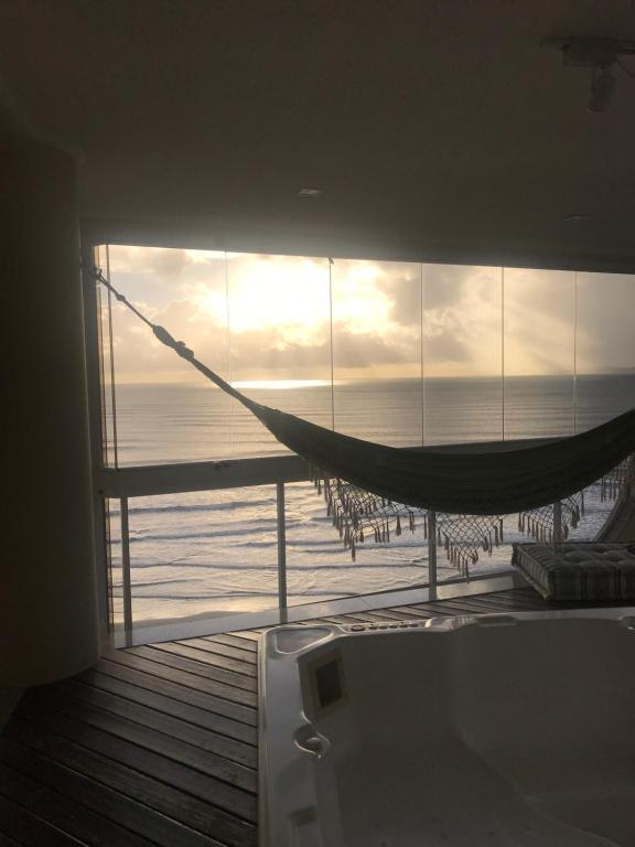 hamaca en una habitación con vistas al océano en Edificio Estrela Dourada, en Itapema